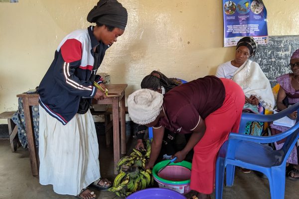 Découpe et assaisonnement des bananes