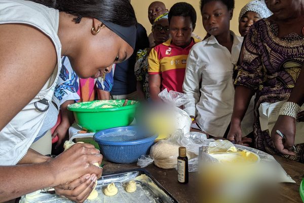 Pétrissage et façonnage de la pâte à biscuits